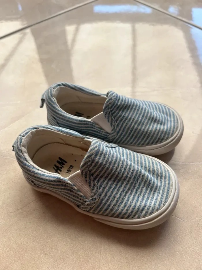 Chaussures bébé H&M rayées bleu et blanc - Taille 18/19 - photo numéro 2