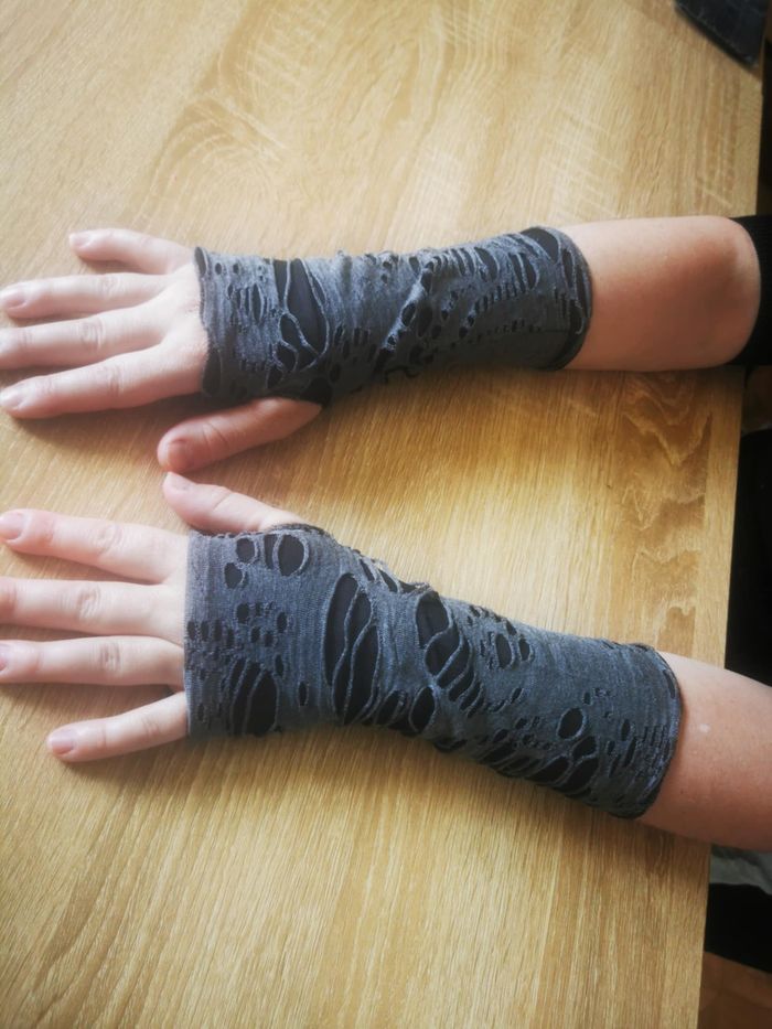 Paire de mitaine zombi  déchiré / usé ** N E U F ** gothique punk rave alternatif gant noir gris