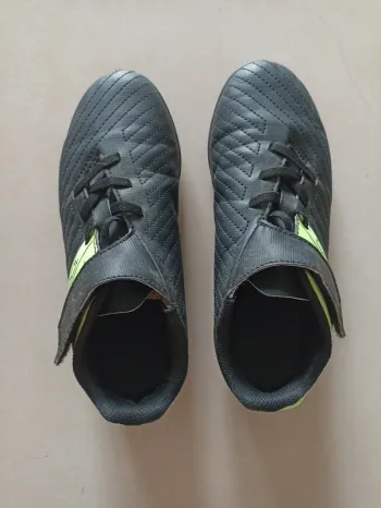 Chaussures de foot crampons pointure 33