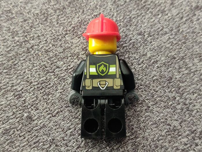 Figurine pompier LEGO - casque rouge - vrai Lego - photo numéro 3