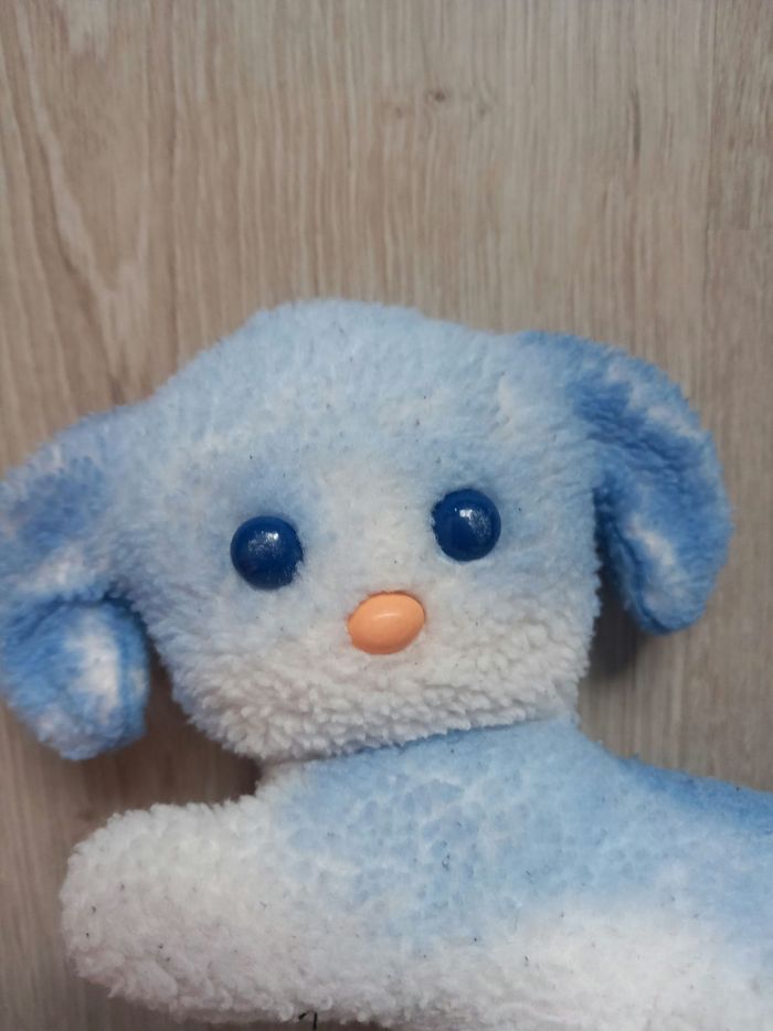 Doudou bleu et blanc avec boule qui fait du bruit - photo numéro 2