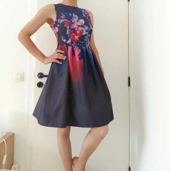Belle robe de cocktail Little Mistress noire motif fleuris 36 parfait état - photo numéro 3