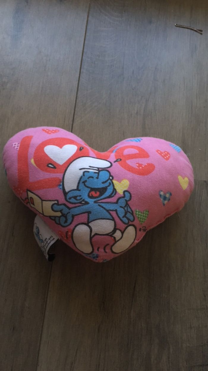 Petit coussin coeur rose avec motif schtroumpfs