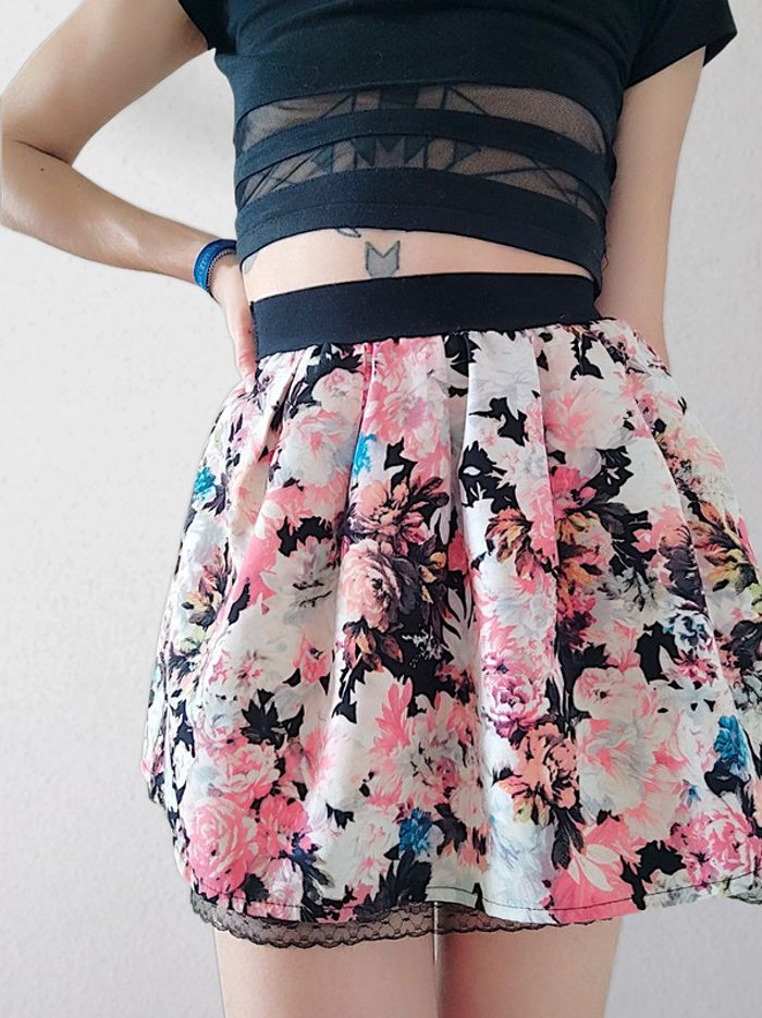 Mini jupe patineuse fleur rose blanche dentelle noir / Panacher - 36/S à 38/M - photo numéro 2