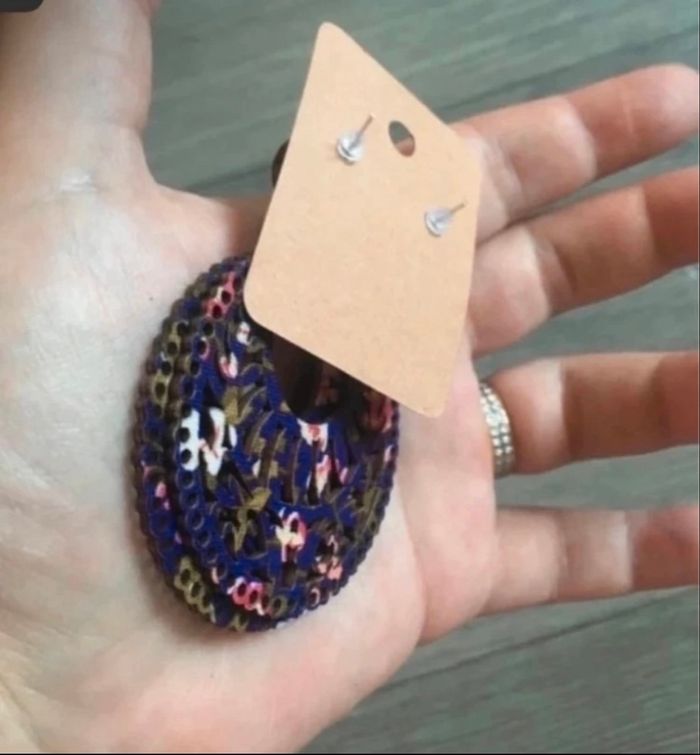 Boucles d’oreilles NEUVES avec étiquette pour femme forme ronde couleur violet foncé - photo numéro 7