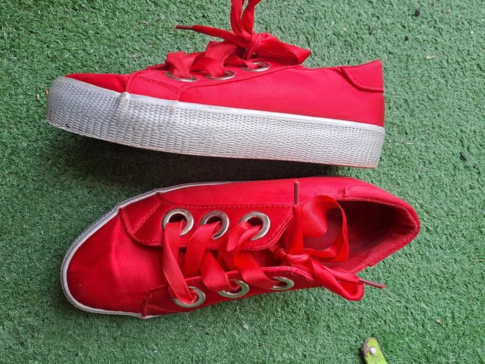 Baskets rouges avec ruban t. 37 - photo numéro 5