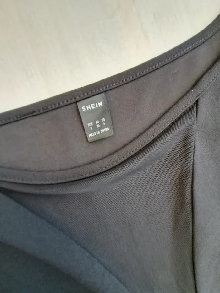 Robe noire Shein - patineuse - taille 36 - décolleté en V plongeant transparent - photo numéro 3