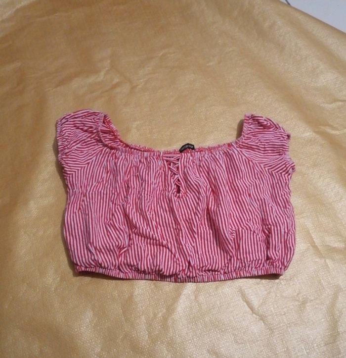 Crop top taille élastique rouge à rayures blanches