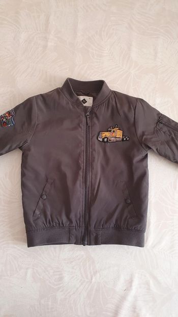 Veste / blouson gris avec écussons de véhicules taille 6-7 ans