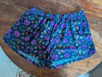 Joli short In extenso taille L motifs multicolores cachemire fond bleu marine