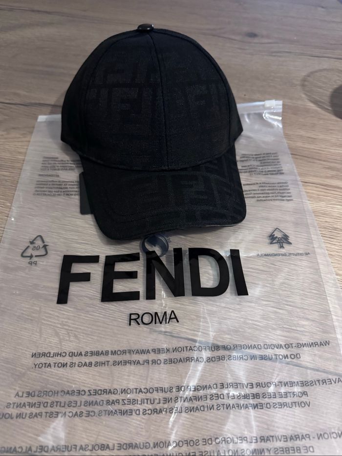 Casquette fendi