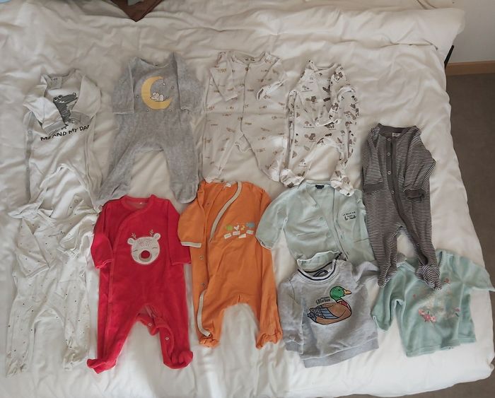 Lot pyjama et pull bebe 3 mois