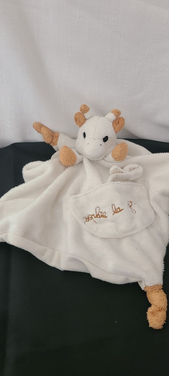 Doudou Plat carré Sophie la Girafe attache tétine VULLI - photo numéro 3