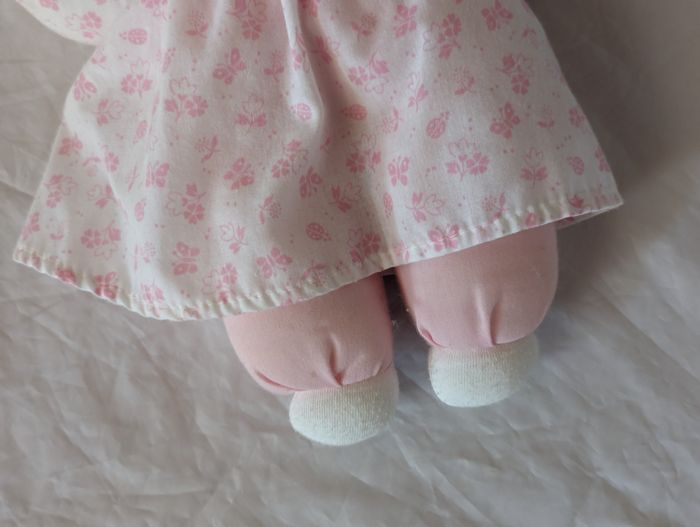 Poupée Fille Molletonnée Bonnet Nuit Ruban Roses Robe Fleurs Papillons Peluche Petits Enfants Bébés - photo numéro 4