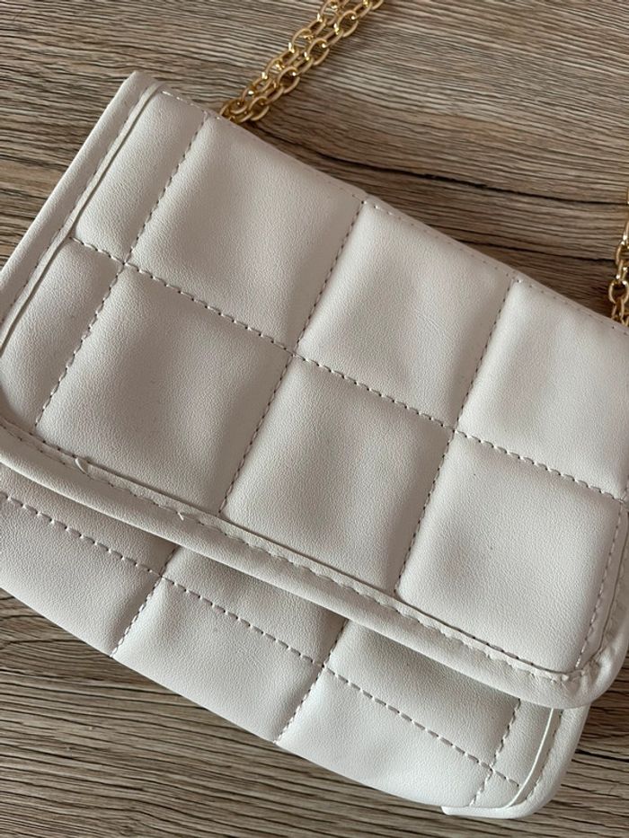 Petit sac beige avec chaîne - photo numéro 2