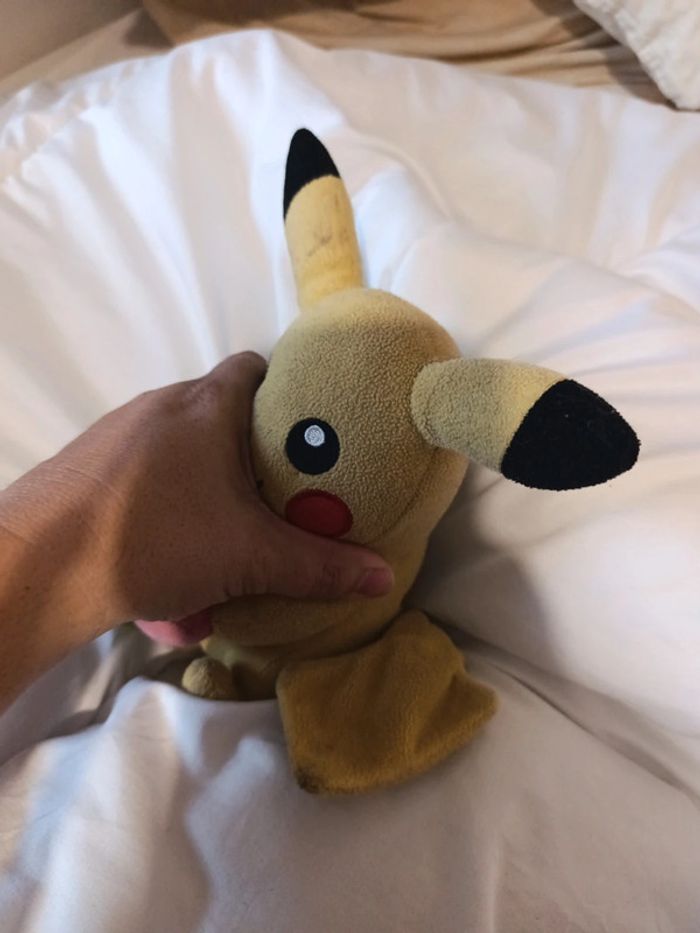 Peluche pokémon pikachu - photo numéro 3