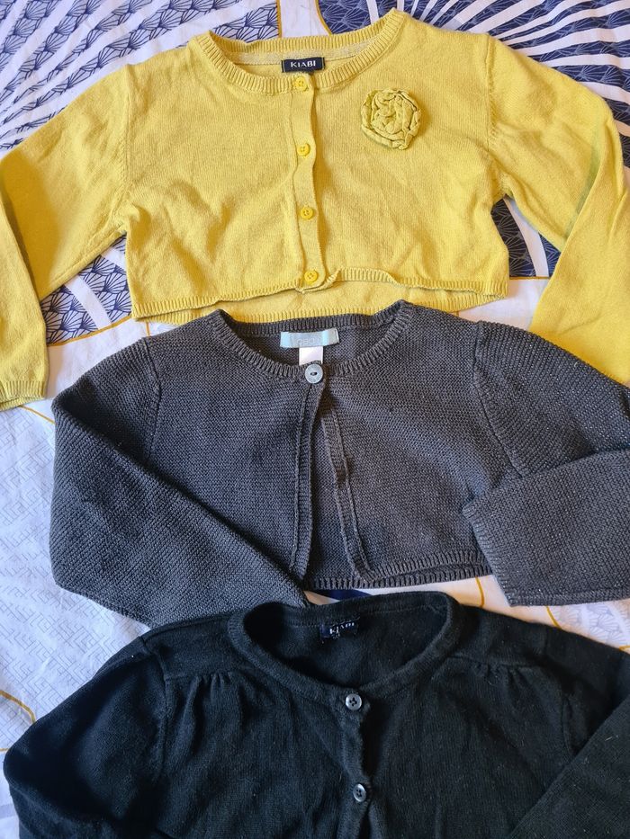 3 gilets. 18 mois. Kiabi, obaîbi. Noir. Gris. Jaune - photo numéro 3
