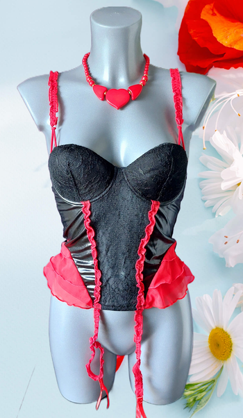 Guêpière bustier noir & rouge – Taille S/M style glamour.