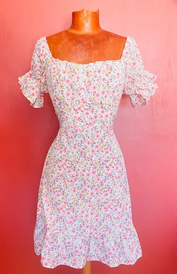 Jolie petite robe à fleurs col bardot