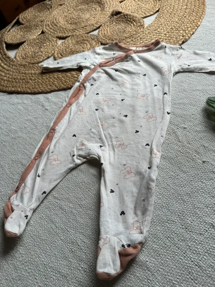 Pyjama 1 pièce Minnie – Fin – Très bon état – Taille 56 cm - photo numéro 4