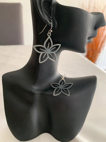 Boucles d’oreilles pendantes fleur en acier inoxydable argenté