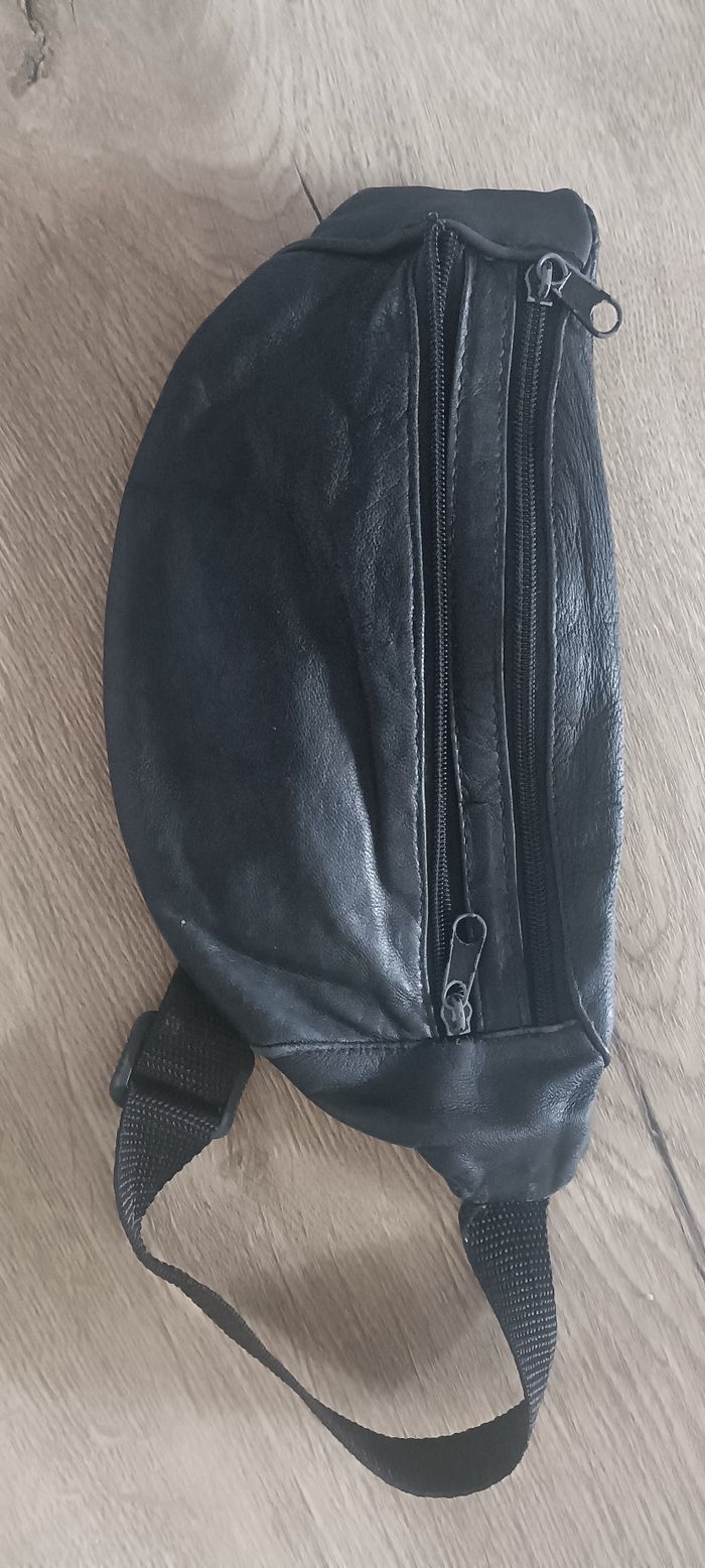 Sac banane en cuir noir plat