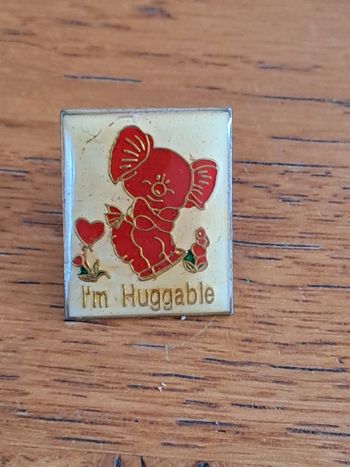 Pin's publicitaire i'm huggable