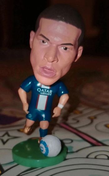 Petite figurine foot neuve Kylian m'bappé PSG