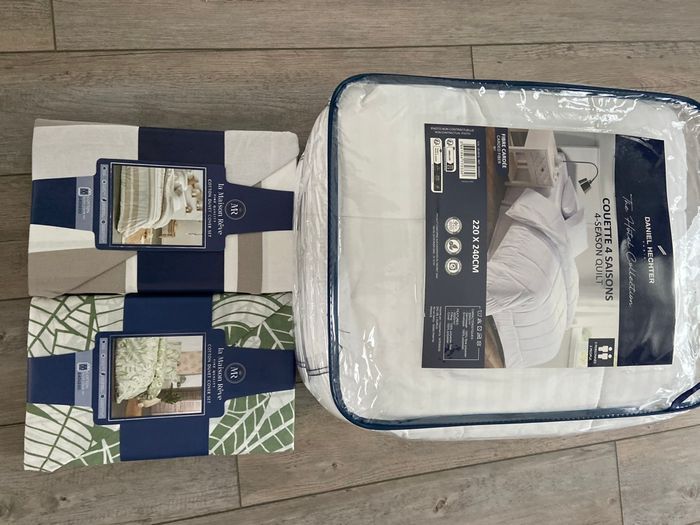 Lot de literie Daniel hechter neuf (1 couette 220/240 chaude 500gr/m2.2 oreillers Daniel hechter 60/60 neuf et 2 parures 220/240 neuf 100% coton)