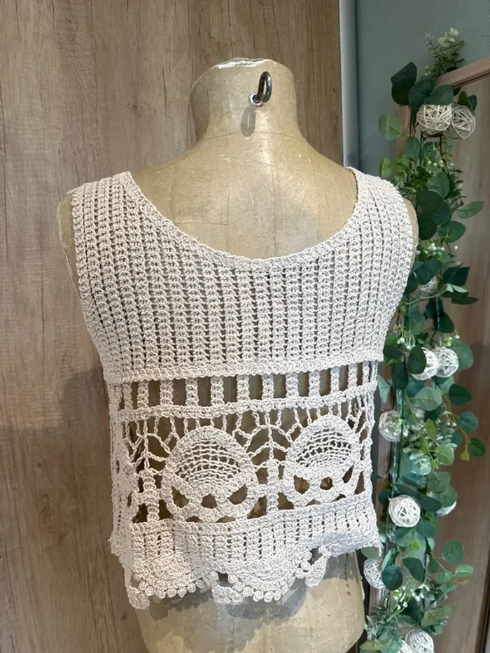 Top court en crochet femme - photo numéro 3
