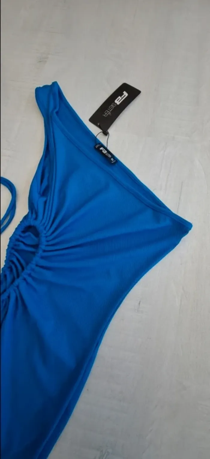 Robe bleue asymétrique - Neuve étiquette FB Sister - taille M - moulante - epaule dénudée - côtelée - photo numéro 2