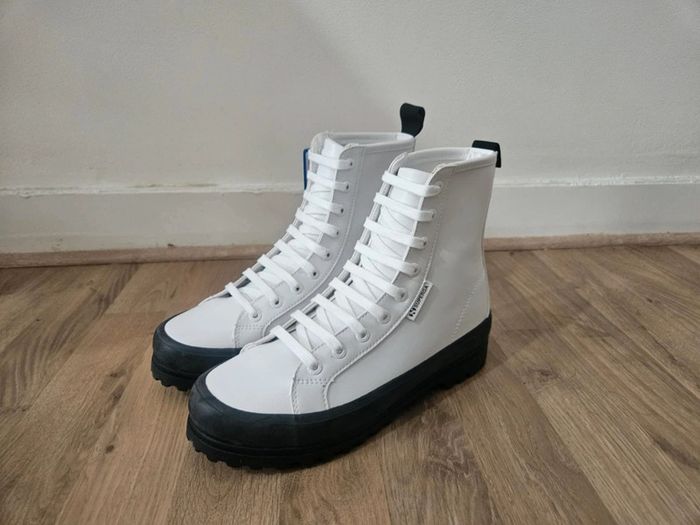 Bottines Superga blanches neuves jamais portées dans leur boîte d'origine taille 37