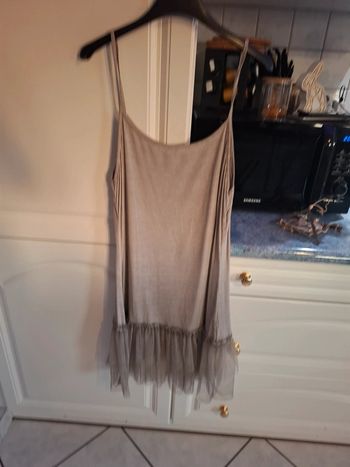 Sous robe brun claire avec tulle sur le bas