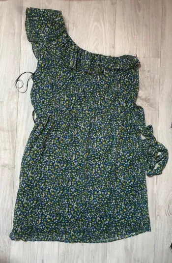 Robe courte col asymétrique