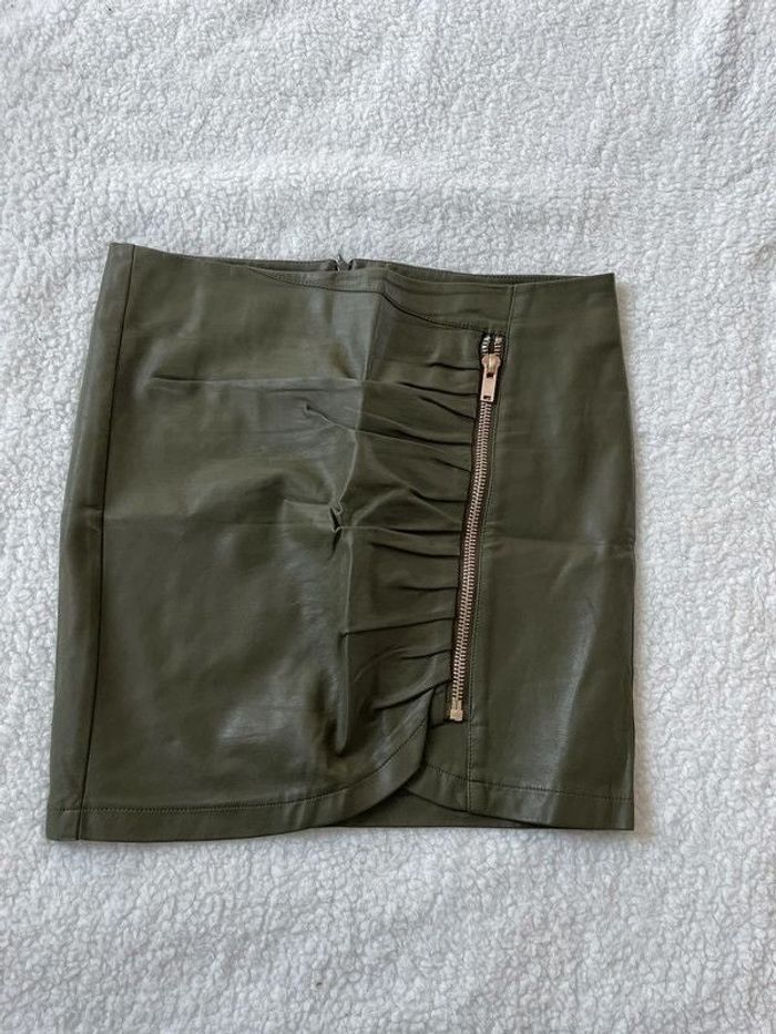 Mini-jupe sexy en cuir droite moulante vert kaki effet froncé plissé et fermeture éclair