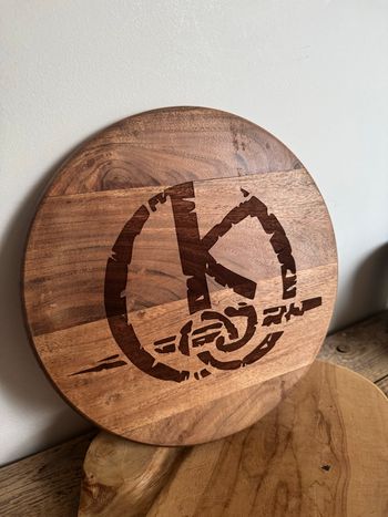 Plateau décoratif acacia sur pieds Kaamelott