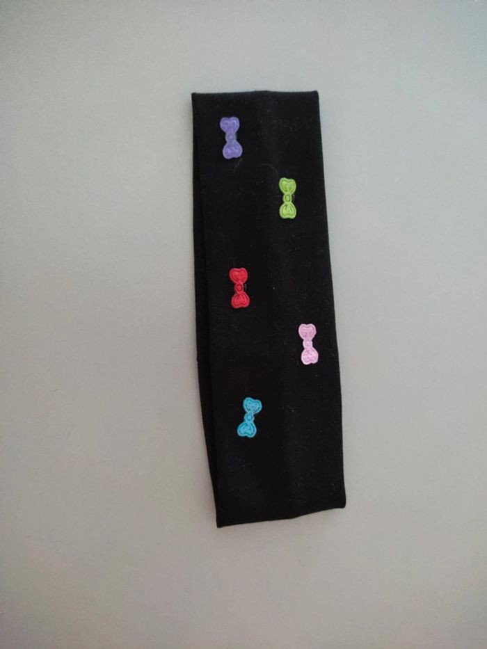 Bandeau avec noeuds multicolores