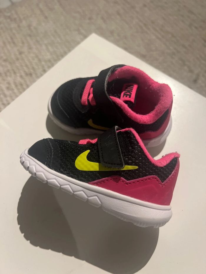 Baskets bébé Nike performance pointure 18.5 - photo numéro 2