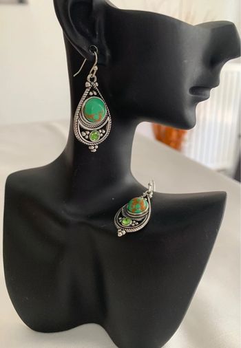 Boucles d’oreilles pendantes goutte d’eau verte et argentée