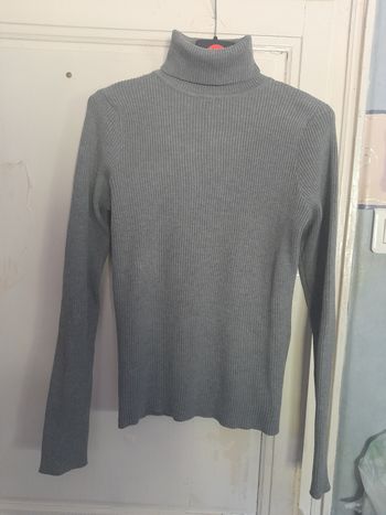 Pull gris côtelé à col roulé, taille M