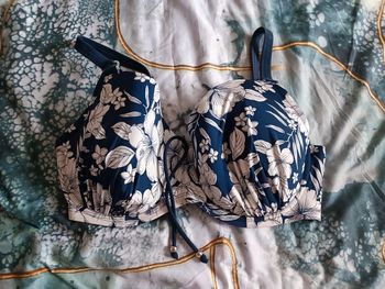 Haut de maillot de bain bleu foncé et blanc 80G