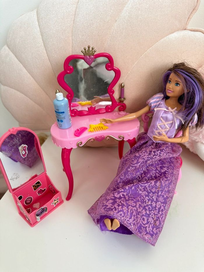 Barbie avec son salon de beauté