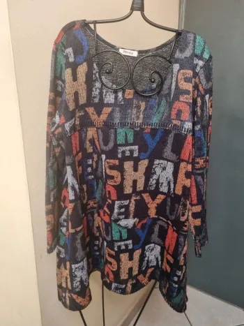 Blouse noire avec lettres multicolores