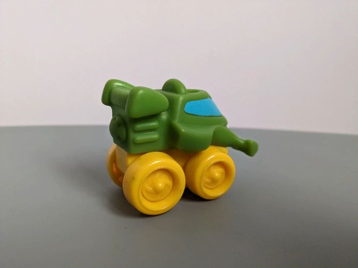 Petite voiture verte et jaune - photo numéro 2