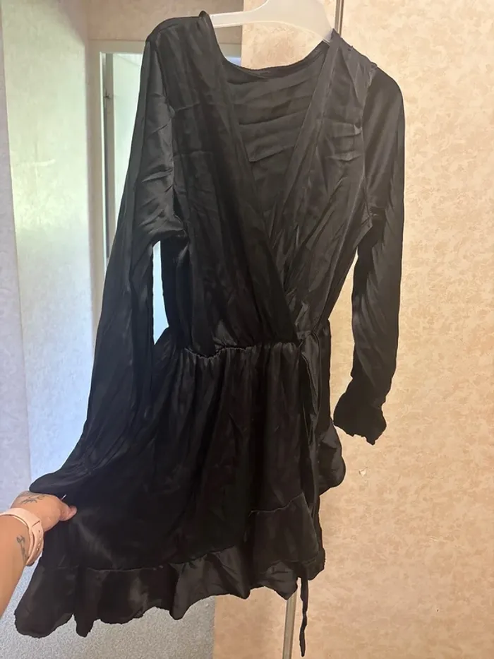 Robe  asymétrique noire taille  36 sans étiquette de taille
