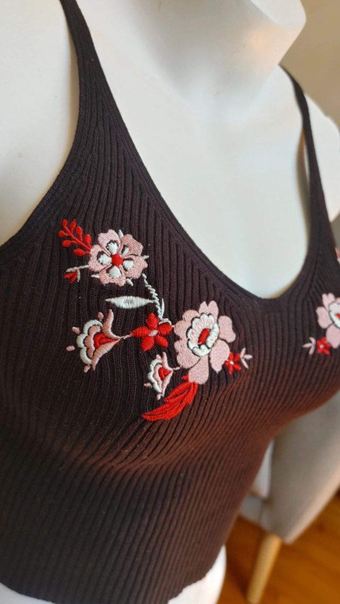 Crop top en maille brodé de fleurs décolleté noir - photo numéro 4
