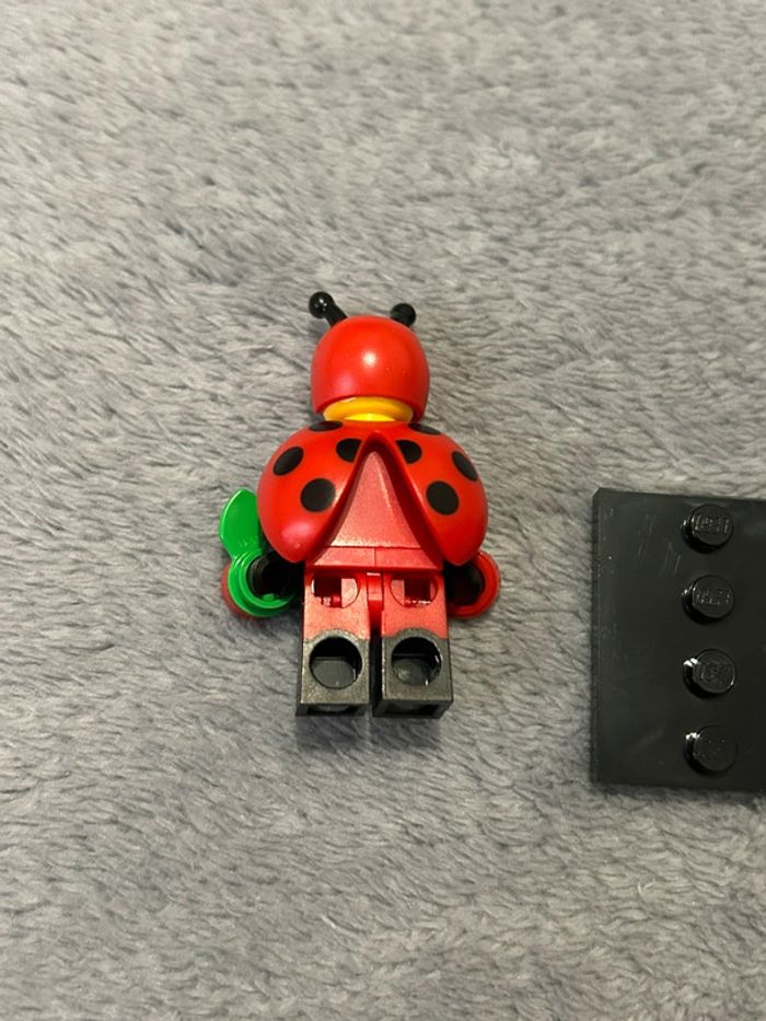 Minifigurine lego 71029 série 21 suit Guy coccinelle - photo numéro 3