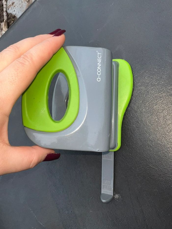 Perforatrice Q-Connect 943281 Perforateur 2 Trous Capacité Perforation 30 Feuilles - photo numéro 2