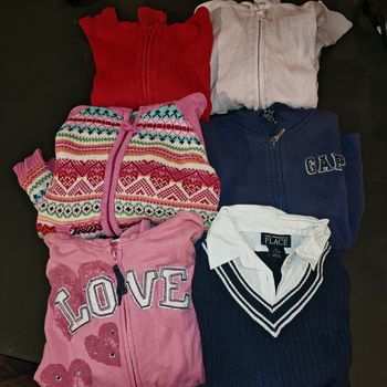 5 gilets a capuche et 1 pull 7/8 ans