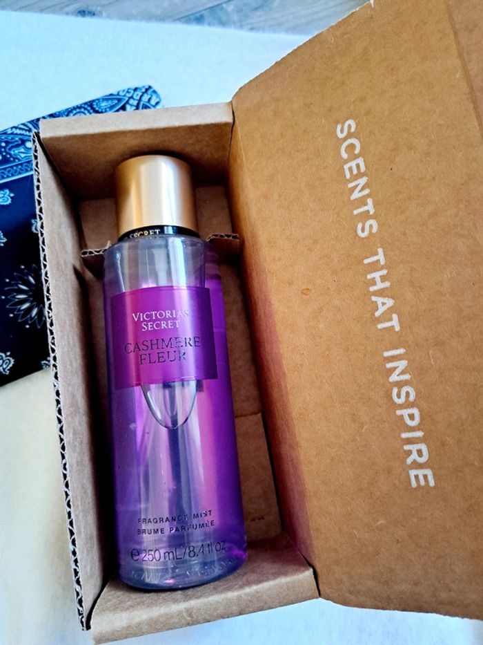 Brume corporelle parfumée Victoria's Secret + trousse offerte.
neuve 💜 Cashmere Fleur - photo numéro 5